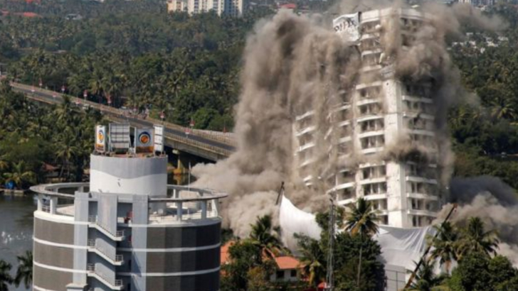 Una dintre cele mai mari acțiuni de demolare din India care implică clădiri rezidențiale